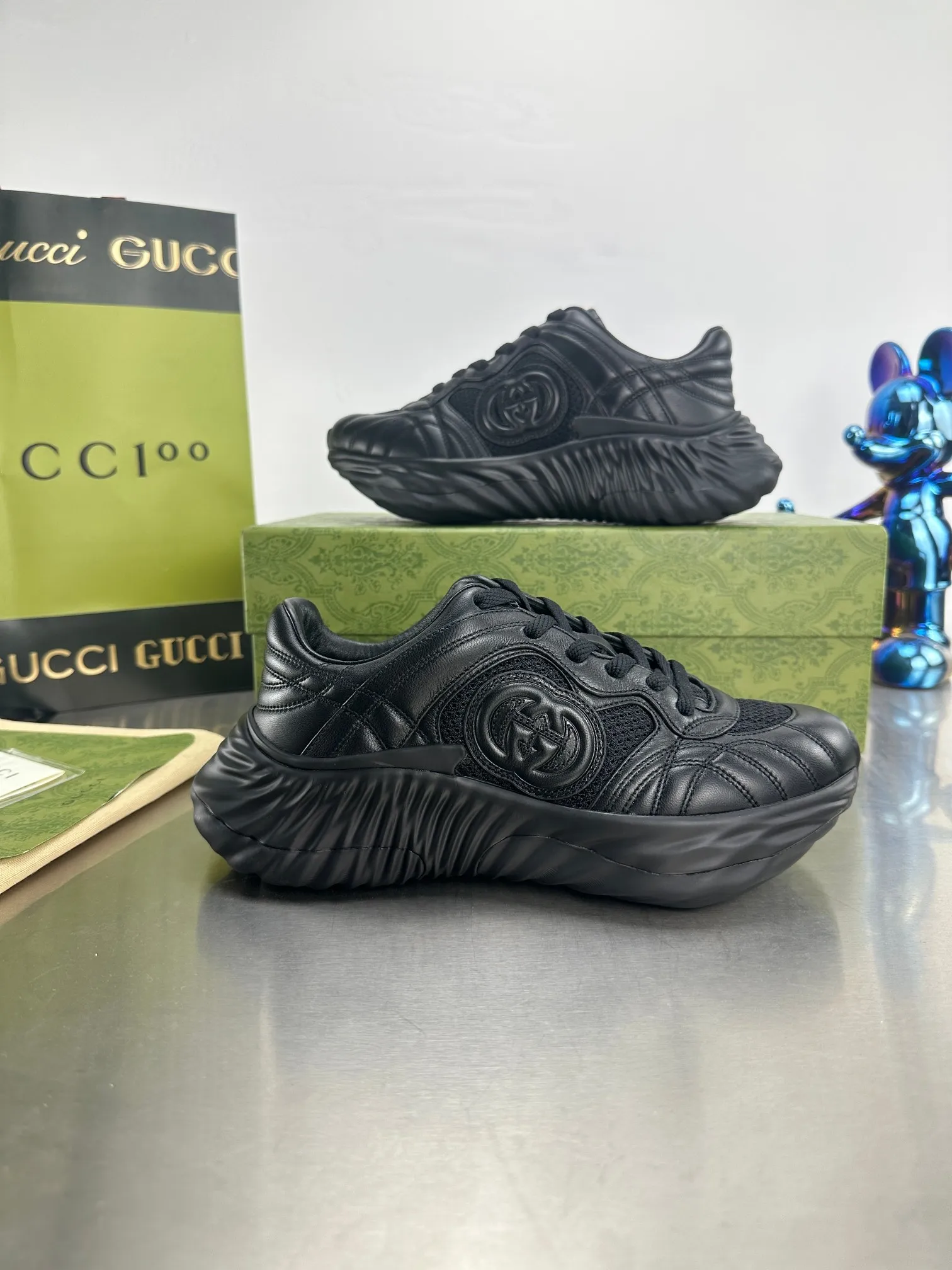 👟👟Ex-factory price 800👟👟 Top version 🔝Purchased and developed from the original version. This new sneaker adopts a thick-soled design, with stitched sheepskin upper and breathable mesh. Show full sense of technology. The 3D effect interlocking double G leather patch and Gucci letter metal accessories, two brand logo details, inject a dazzling texture into the overall design. The details are more substantial! ...